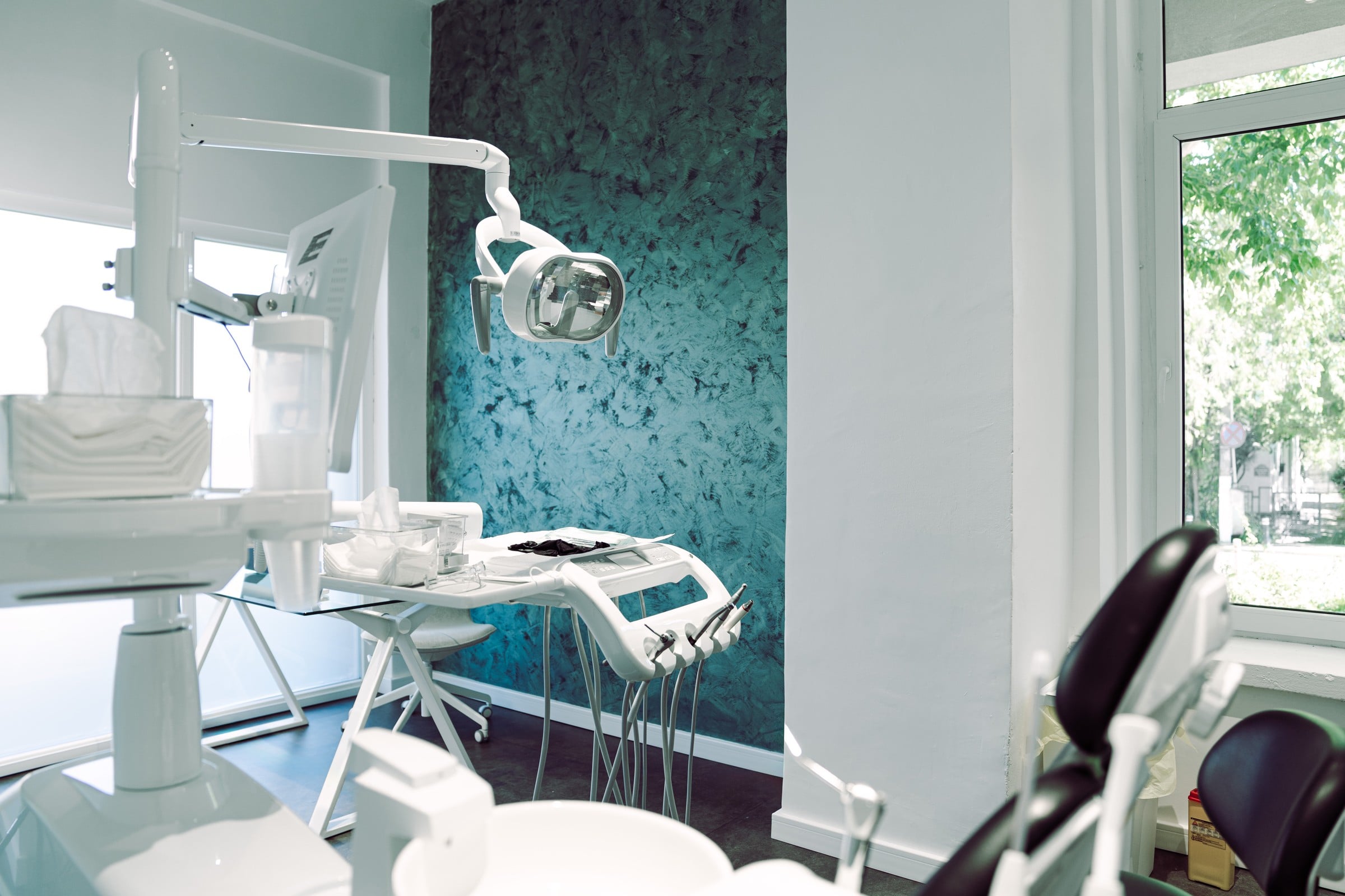 Cabinet stomatologic modern cu perete verde-marmorat, Family Dental Spa Otopeni