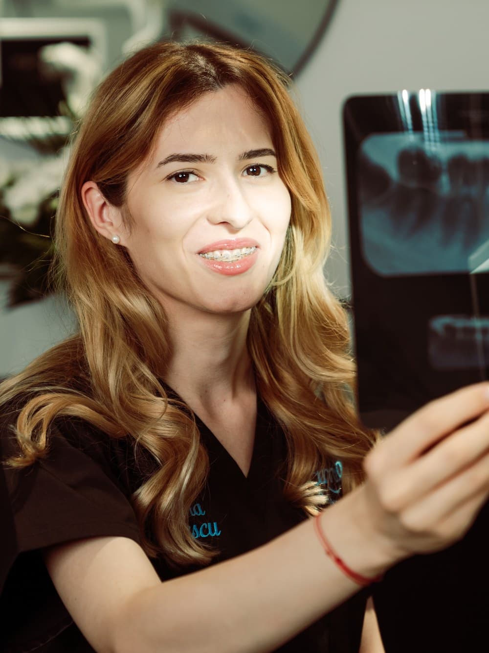 Dr. Diana Simionescu analizează o radiografie dentară