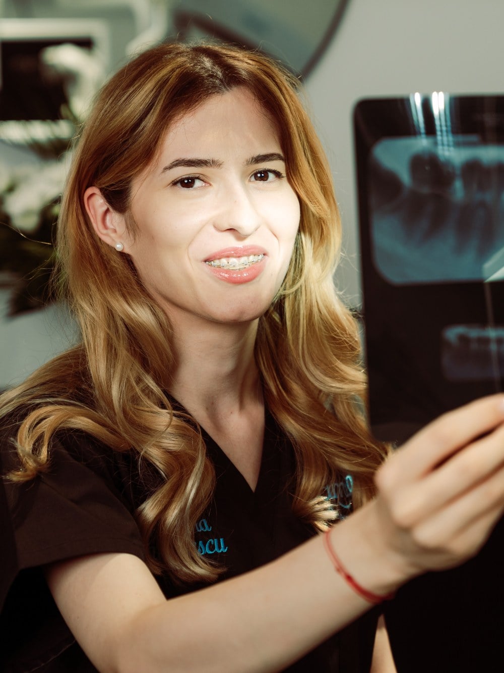 Dr. Diana Simionescu analizând o radiografie dentară