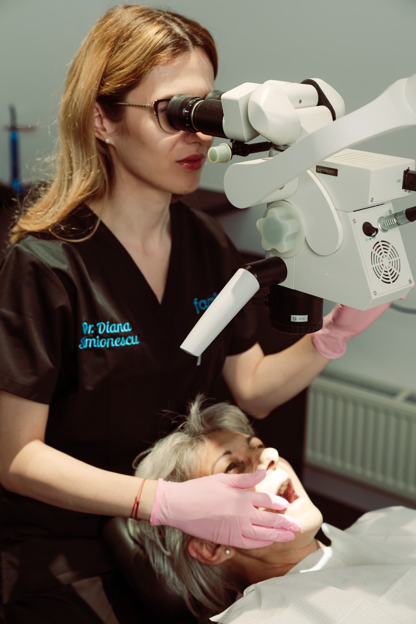 Dr. Diana Simionescu lucrează la microscopul endodontic