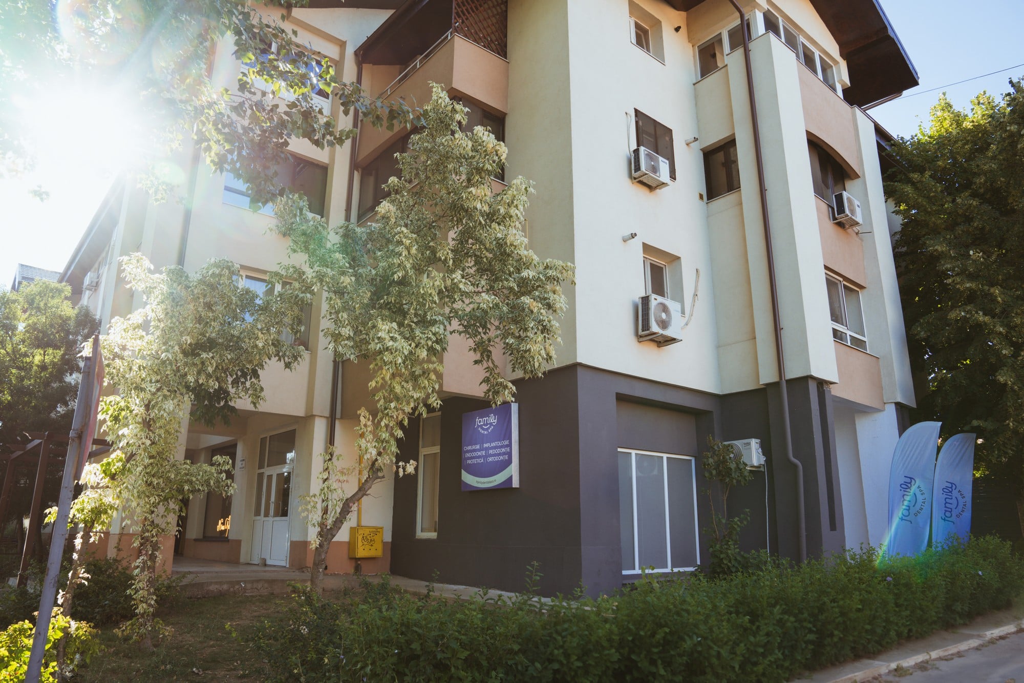 Clădirea clinicii Family Dental Spa din Otopeni, lângă DN1