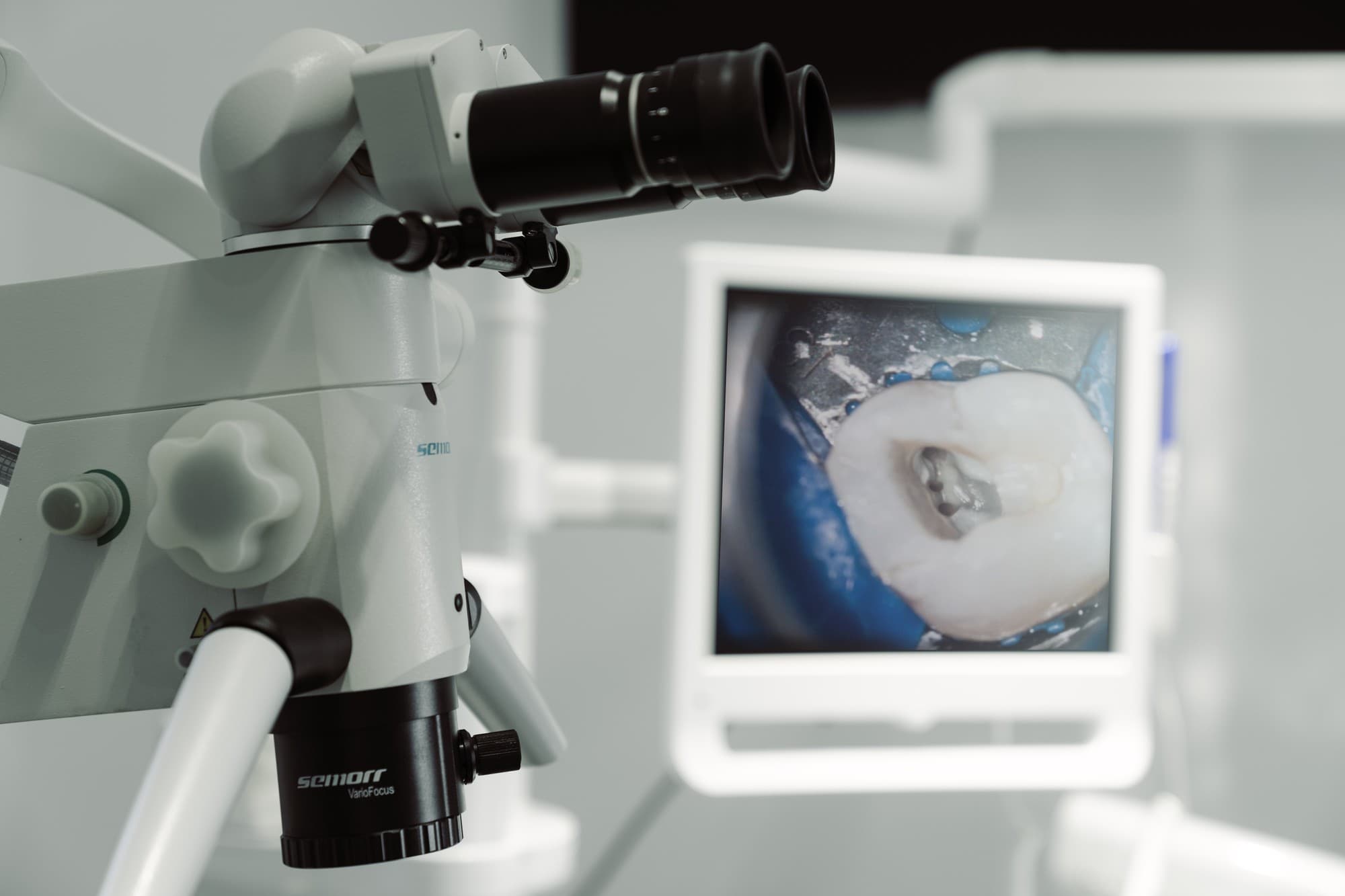 Microscop endodontic