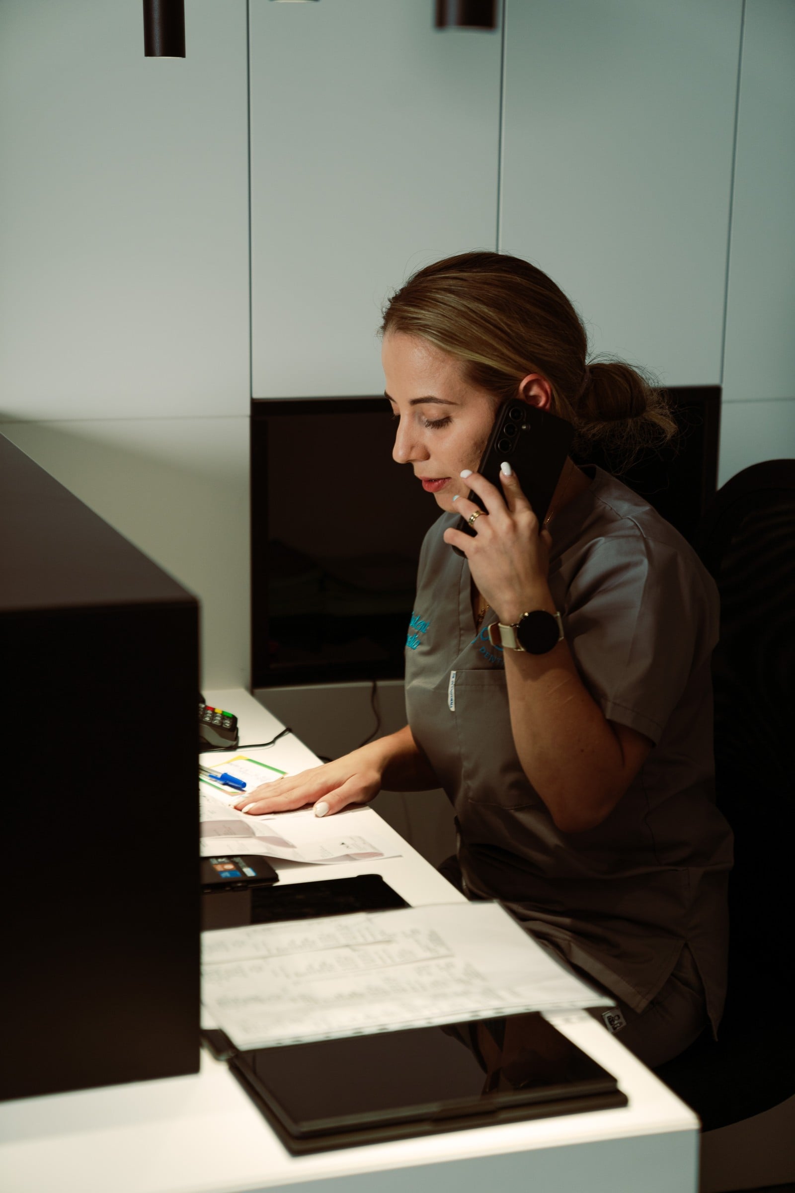 Recepționera Family Dental Spa preluând o programare telefonică