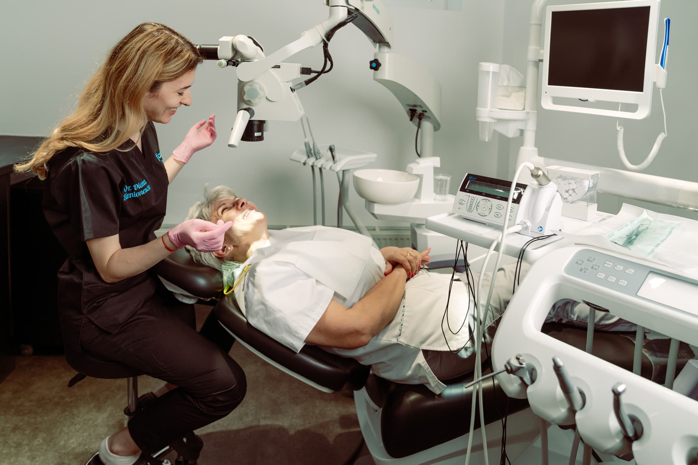 Dr. Diana Simionescu tratează un pacient la microscopul endodontic
