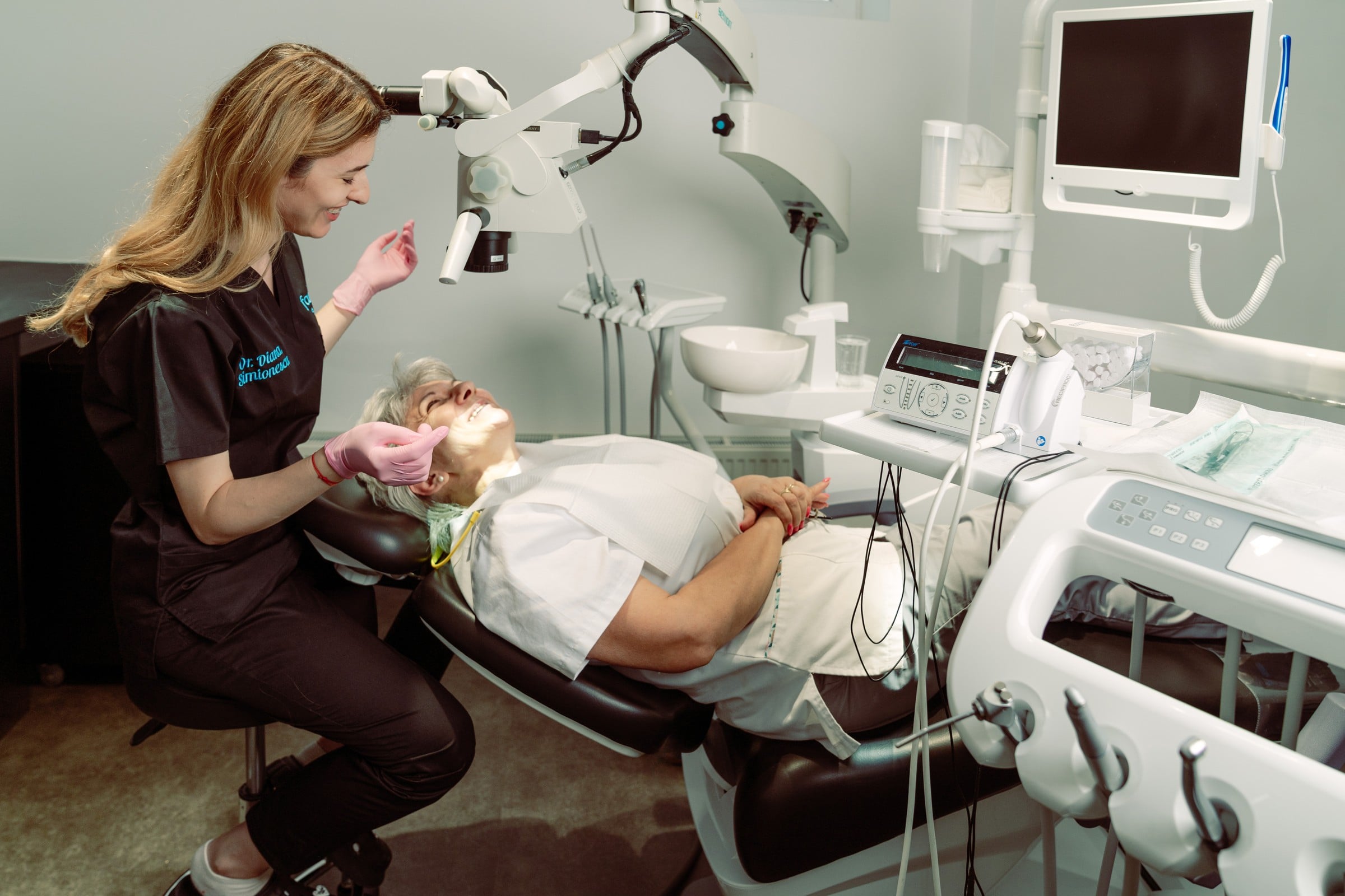 Dr. Diana Simionescu alături de o pacientă relaxată, în cabinetul Family Dental Spa